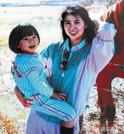 62岁成龙妻子林凤娇罕见年轻照：当年名气、气质都不输林青霞