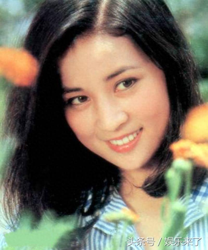 62岁成龙妻子林凤娇罕见年轻照：当年名气、气质都不输林青霞