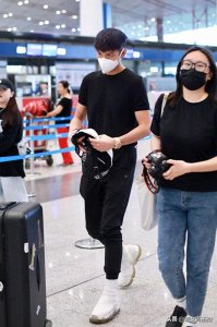 ​柯震东紫色发型秒变“漫画男”帅气迷人，包包挡脸低头快走防狗仔