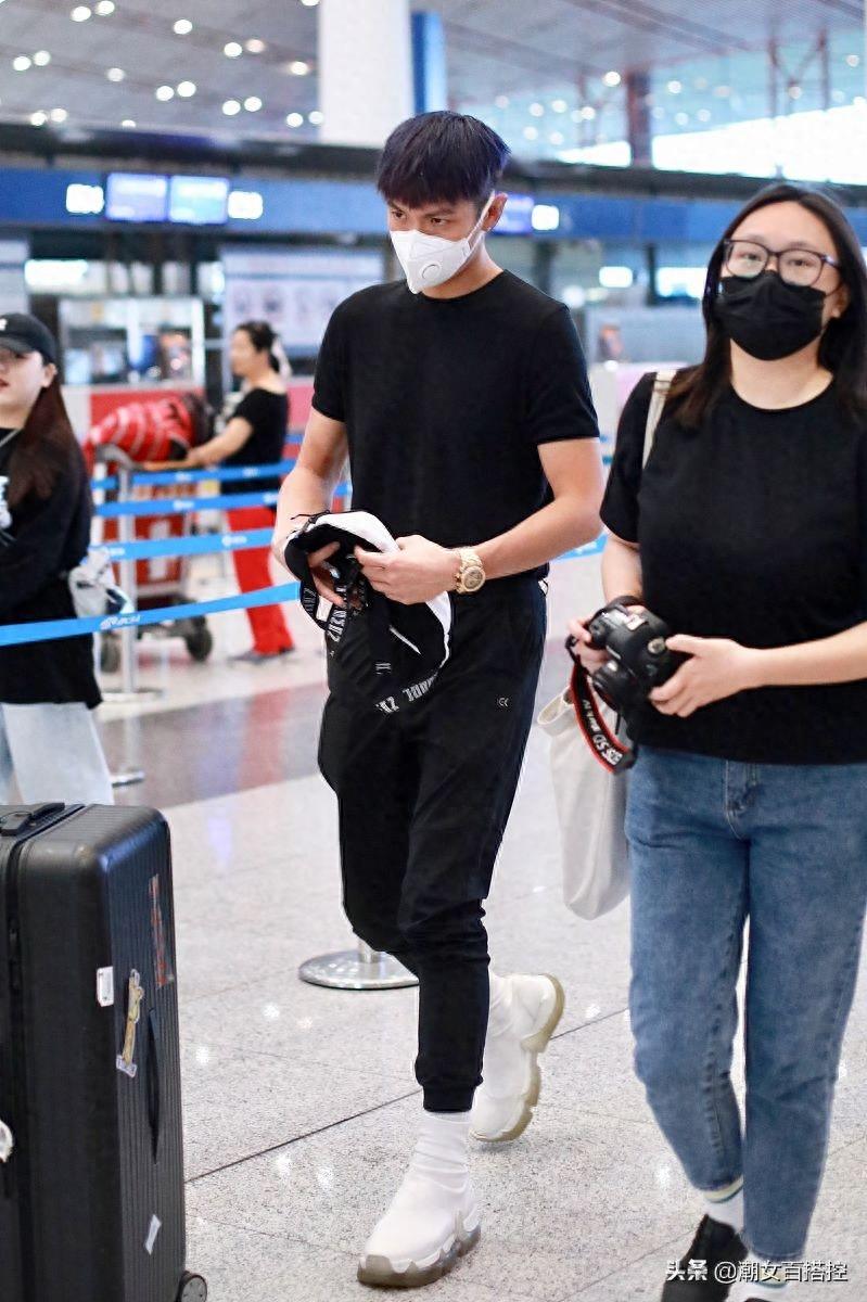 柯震东紫色发型秒变“漫画男”帅气迷人，包包挡脸低头快走防狗仔