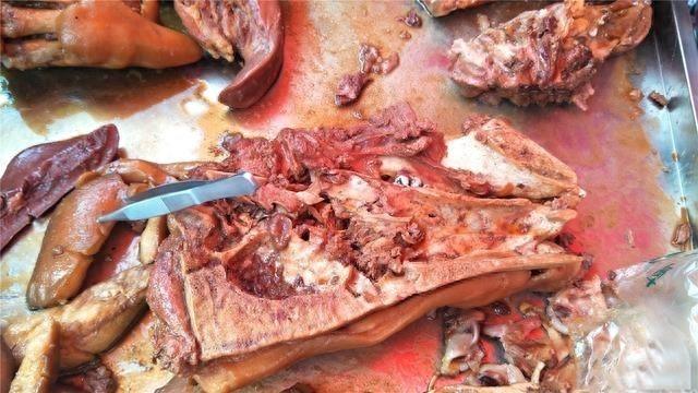 农村集市上的猪头肉：8块钱一斤，买的人倒是不少