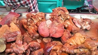 ​农村集市上的猪头肉：8块钱一斤，买的人倒是不少