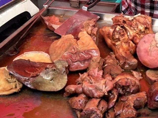 农村集市上的猪头肉：8块钱一斤，买的人倒是不少