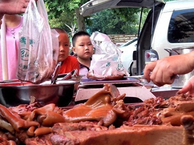 农村集市上的猪头肉：8块钱一斤，买的人倒是不少