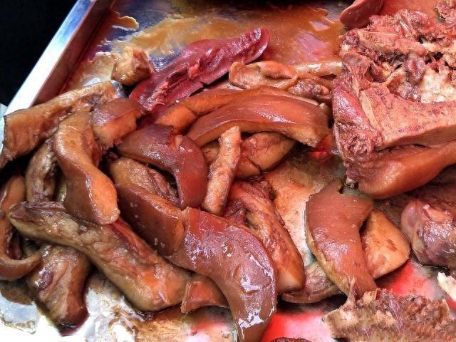 农村集市上的猪头肉：8块钱一斤，买的人倒是不少