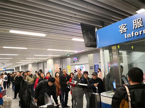 西安各大高校开学，地铁一号线始发站排起长龙，进站约需15分钟