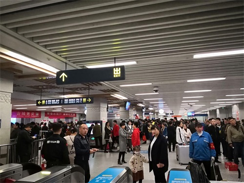 西安各大高校开学，地铁一号线始发站排起长龙，进站约需15分钟