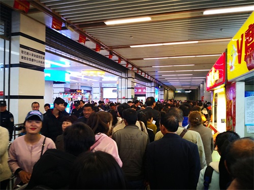 西安各大高校开学，地铁一号线始发站排起长龙，进站约需15分钟