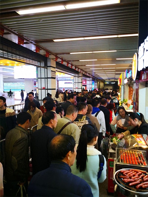西安各大高校开学，地铁一号线始发站排起长龙，进站约需15分钟