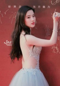 ​神仙姐姐刘亦菲也疯狂，露背礼服大秀好身材，美得与众不同