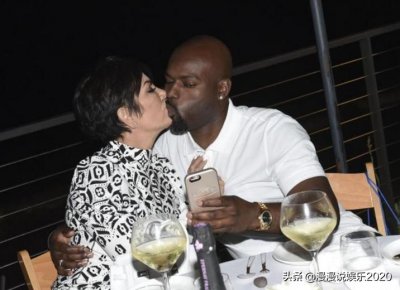 ​64岁卡戴珊妈妈被39岁黑人男友宠上天，网友：我又相信爱情了