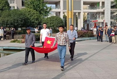​扬州文昌花园社区：老中青三代“国庆”升国旗