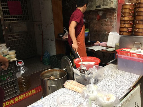 夫妻俩早餐摊卖肠粉，一早上挣400，月入8000+