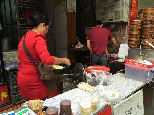 夫妻俩早餐摊卖肠粉，一早上挣400，月入8000+
