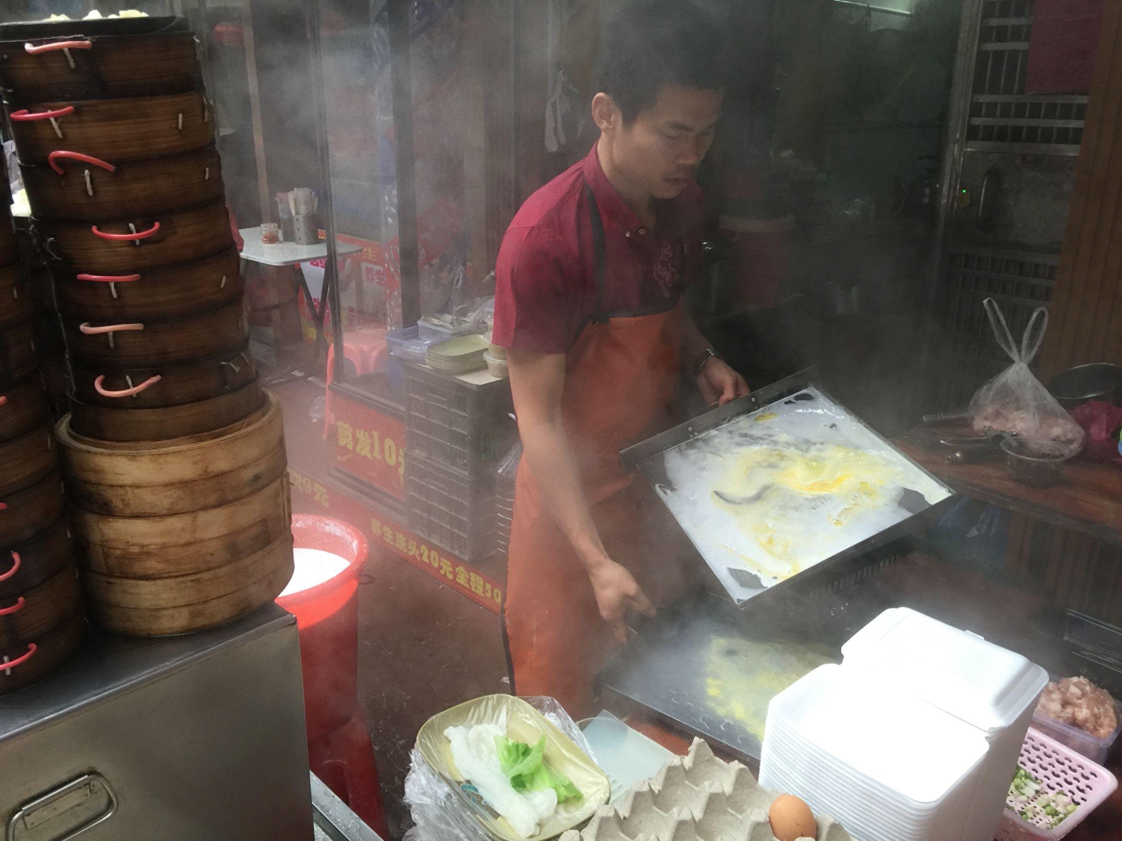 夫妻俩早餐摊卖肠粉，一早上挣400，月入8000+