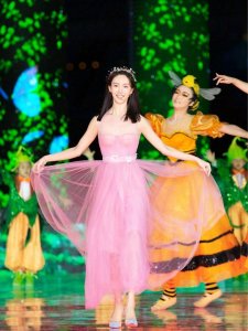 ​演《无心法师》她迅速蹿红，今穿粉色抹胸轻纱裙，29岁甜似仙女