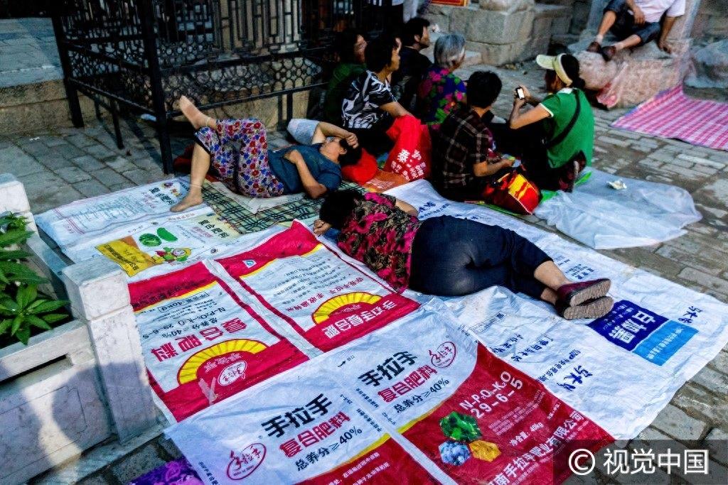 河南浚县：数万名民众为“泰山奶奶”庆生，席地而卧场面红火