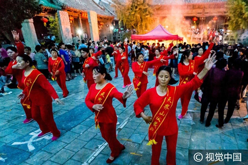 河南浚县：数万名民众为“泰山奶奶”庆生，席地而卧场面红火