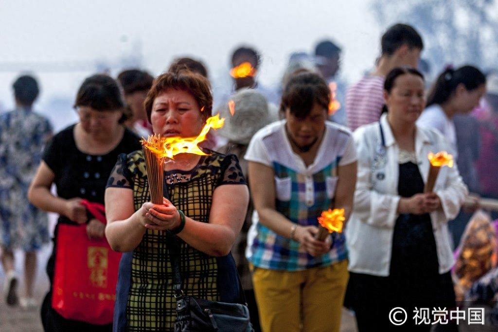 河南浚县：数万名民众为“泰山奶奶”庆生，席地而卧场面红火