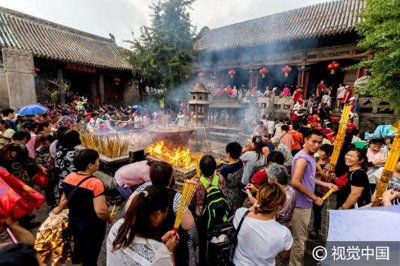 ​河南浚县：数万名民众为“泰山奶奶”庆生，席地而卧场面红火