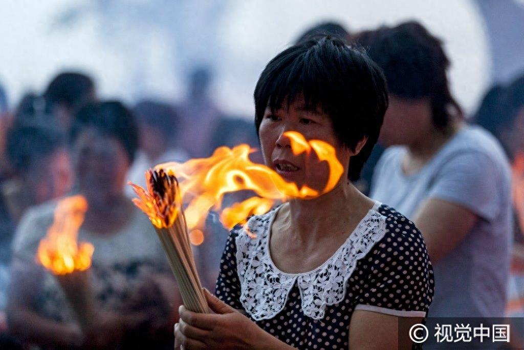 河南浚县：数万名民众为“泰山奶奶”庆生，席地而卧场面红火