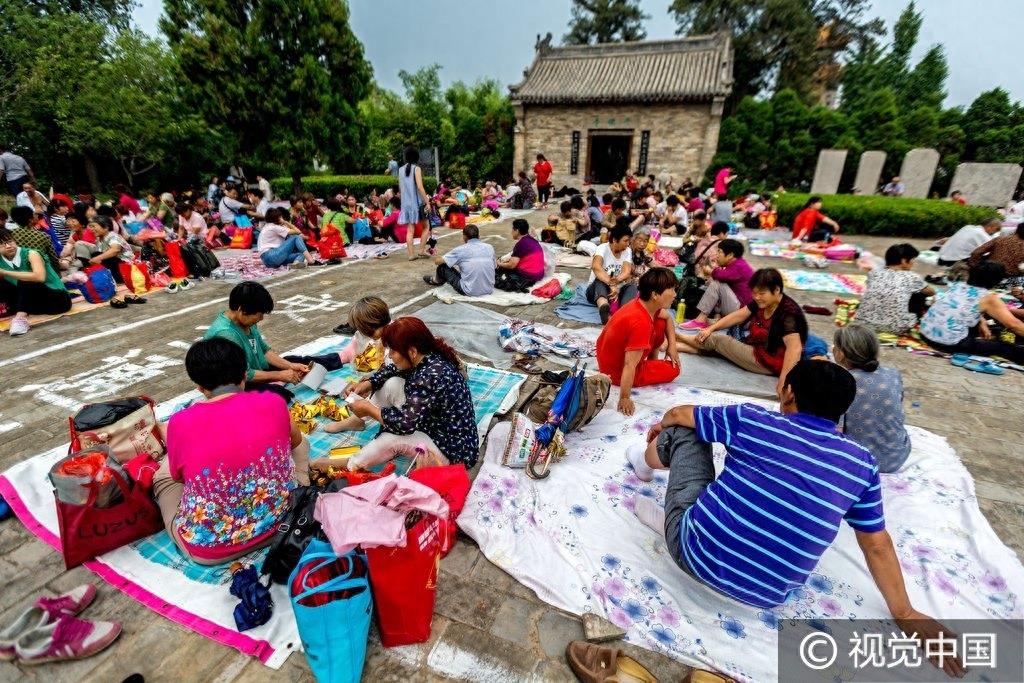 河南浚县：数万名民众为“泰山奶奶”庆生，席地而卧场面红火