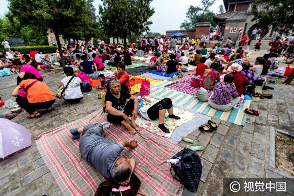 河南浚县：数万名民众为“泰山奶奶”庆生，席地而卧场面红火