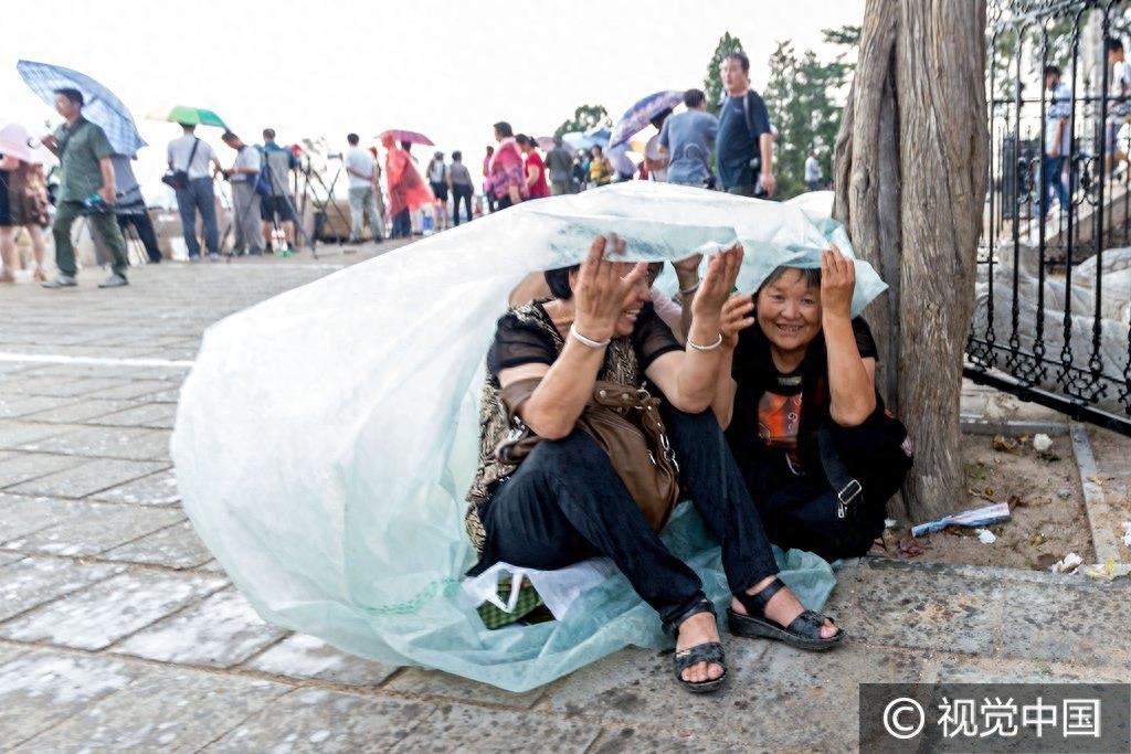 河南浚县：数万名民众为“泰山奶奶”庆生，席地而卧场面红火