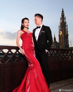 ​结婚七周年：胡杏儿与老公庆祝，夫妻视角仪式感十足！