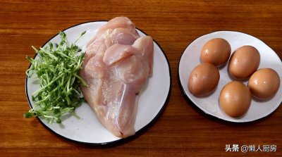 ​这是鸡豆花的做法，用蛋清和鸡胸肉就能做，吃起来嫩嫩滑滑