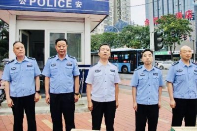 ​市局党委委员、副局长张怀顺看望慰问一线执勤交警