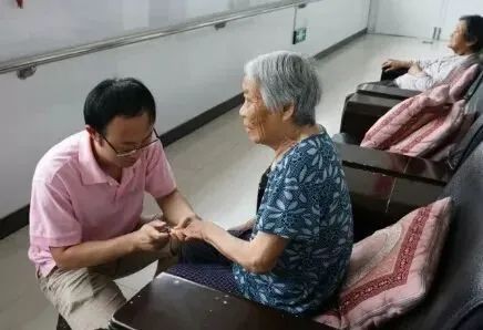 养老院护工的工资多少钱一个月（养老院护工一个月工资多少钱）