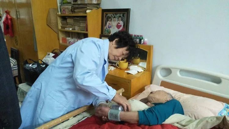 养老院护工的工资多少钱一个月（养老院护工一个月工资多少钱）