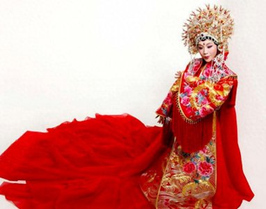 ​李玉刚深夜梦亡父，醒来跪地落泪缅怀，曾因照顾病中父亲引质疑