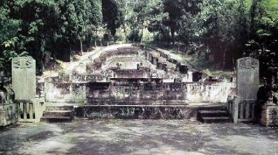 ​福州林则徐墓地：位于军区大院，一对石狮看守，祭拜必须官兵陪同