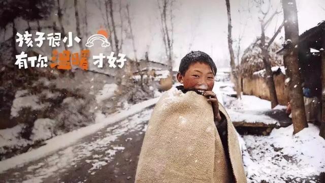 青岛7岁快递男孩，父亲早逝，母亲改嫁，一天送30件快递........