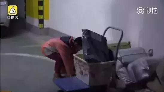 青岛7岁快递男孩，父亲早逝，母亲改嫁，一天送30件快递........