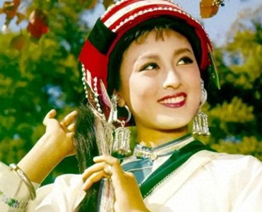 ​永远的阿诗玛杨丽坤去世23年，丈夫和两个双胞胎儿子后来如何？