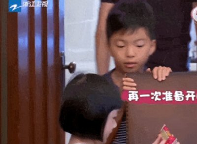 ​王中磊18岁儿子威廉谈恋爱，女朋友首度出镜，瓜子脸大眼睛漂亮