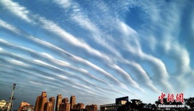 ​江西多地上空出现“带状云” 蔚为壮观