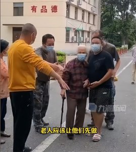 ​九旬老人做核酸众人谎称按年龄排队，目击者：她是老八路军，不愿意插队