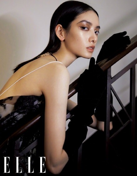 项偞婧演绎ELLE时装大片，迷离舒展的氛围，像猫一样的白月光Cici