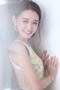 ​从童星到实力小花，蒋依依的演艺进阶与魅力绽放
