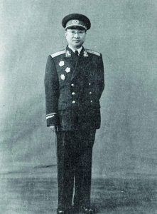 ​黄埔三杰之贺衷寒：晚年常有一怪动作，陈赓摇头：他咋成了神棍