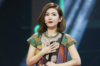 ​38岁selina近照曝光，素颜出镜脸色发黄，脸部疤痕清晰可见