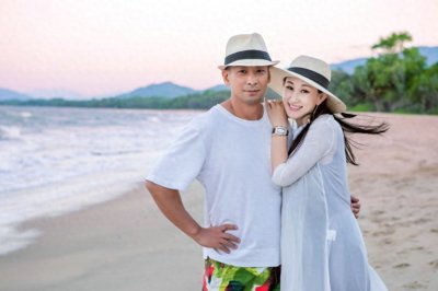 ​＂赵文卓与妻子共享温馨按摩时光，恩爱依旧＂