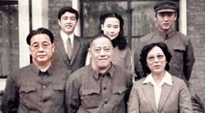 ​李鹏1984年罕见全家福,妻子与女儿首次同框,三代同堂温馨画面