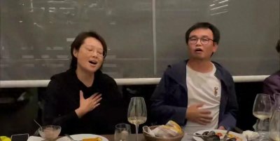 ​袁立和三婚老公参加聚会，夫妻合唱好幸福，50岁袁立素颜风采依