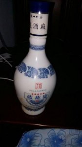 ​蓝瓷多少钱一瓶42度(蓝瓷青花多少钱一瓶)