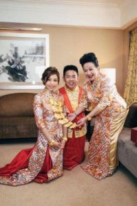 ​71岁薛家燕首获金孙！喜晒全家福乐开花，曾砸千万娶儿媳